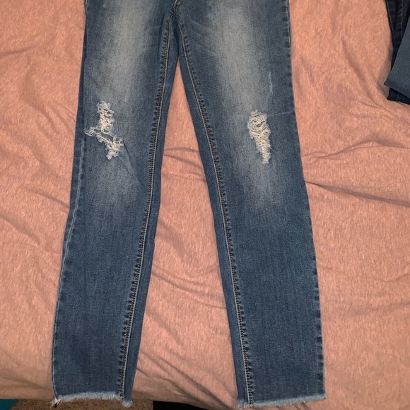 Medium denim jeans with holes at knees - Picture 2 of 2